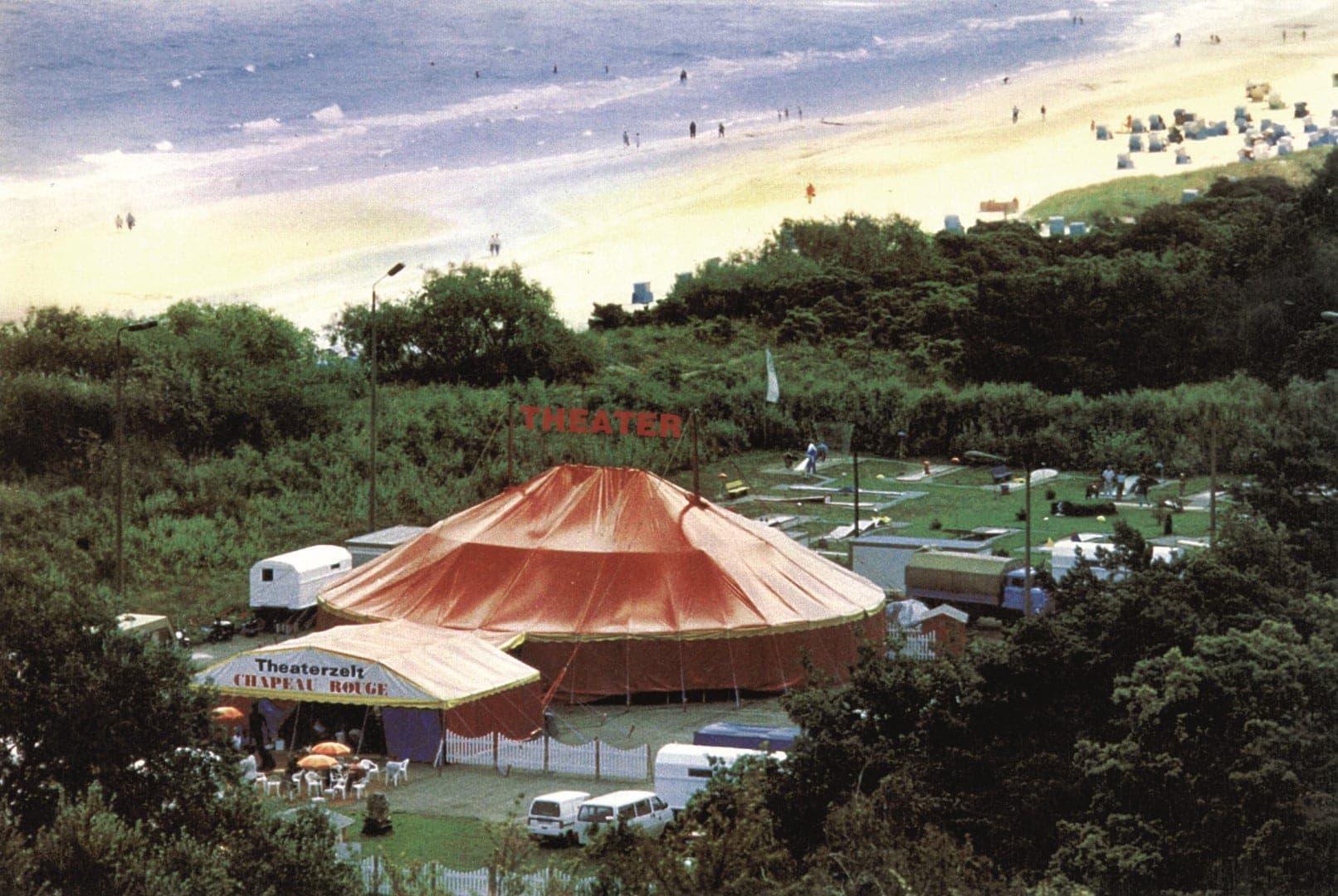 Chapeau Rouge Theaterzelt am Strand