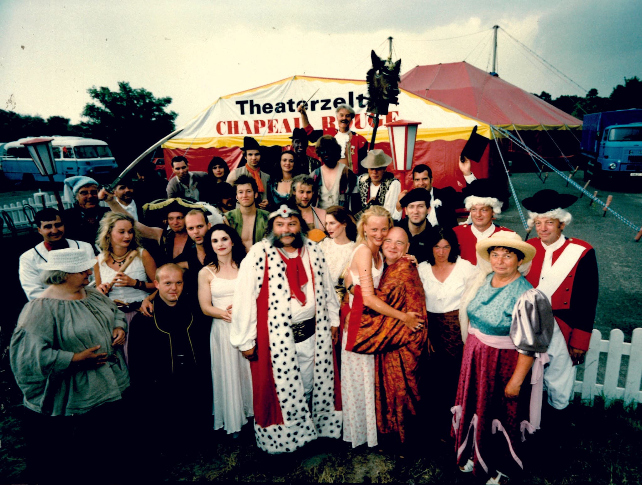 Ensemble vor dem Theaterzelt