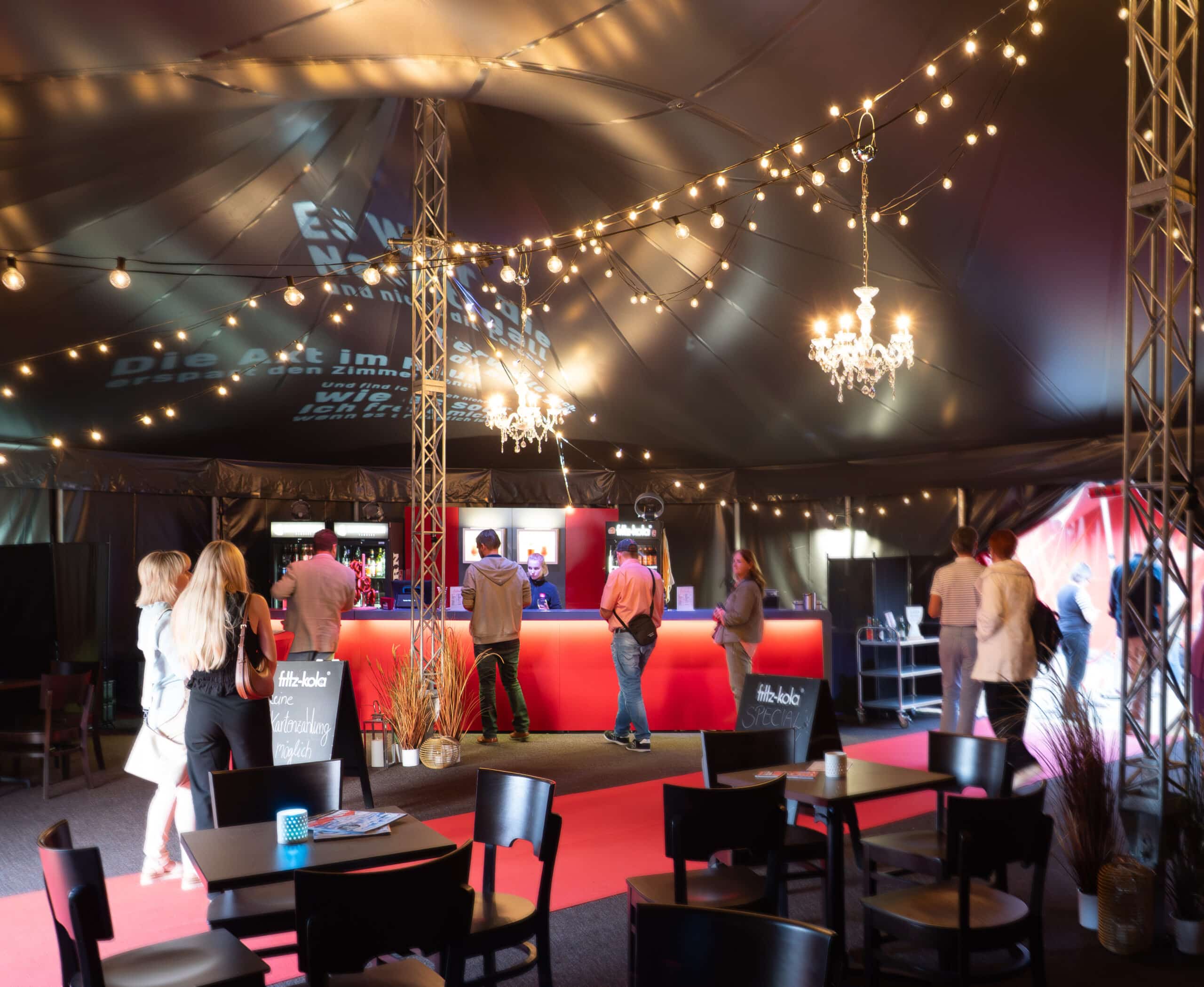 Chapeau Rouge – Zelt Außen