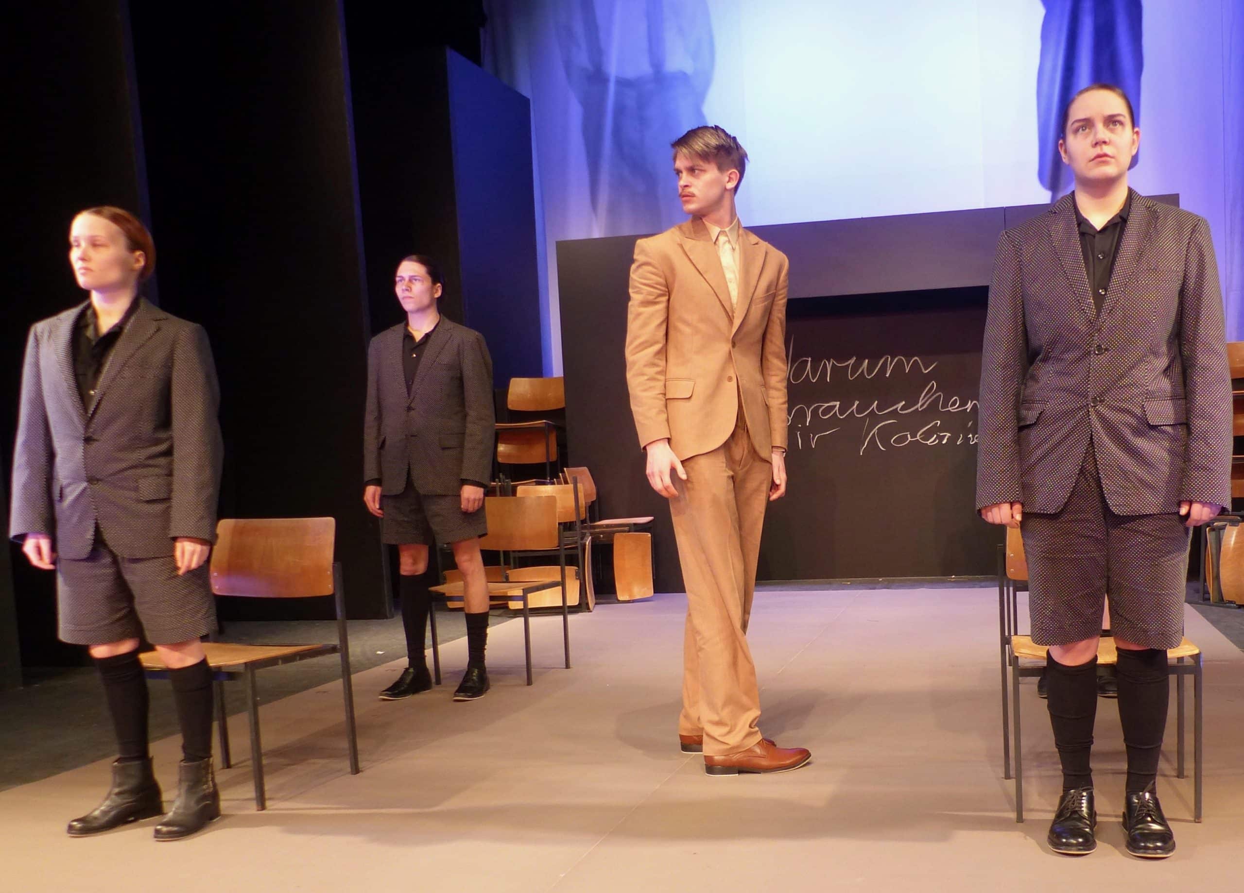 Premiere für „Jugend ohne Gott“ von Öden von Horváth am 1. Kwiecień, das gelbe Theater „Die Blechbüchse“ Zinnowitz  2