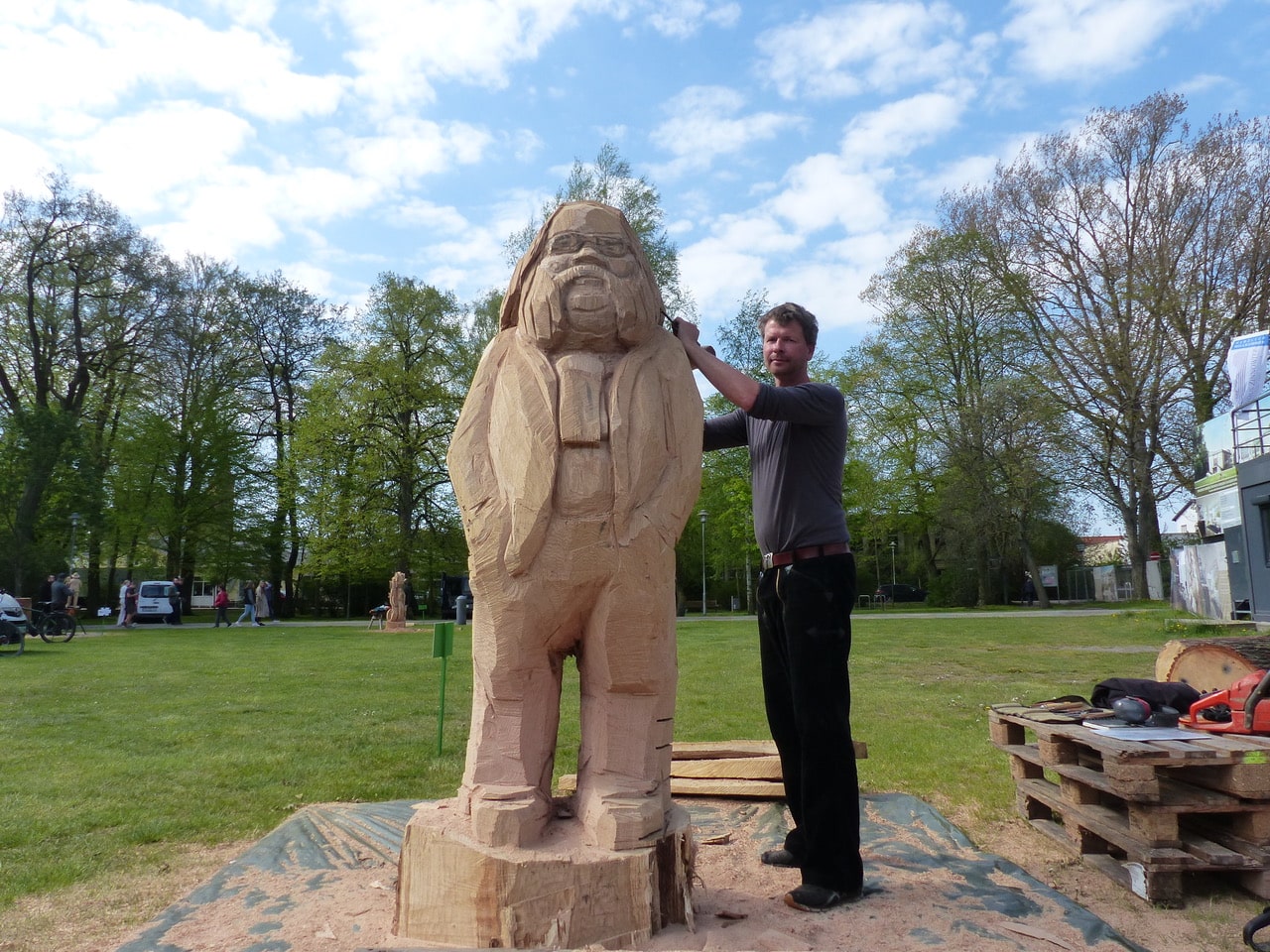 Holzskulptur von Wolfgang Bordel entsteht 3