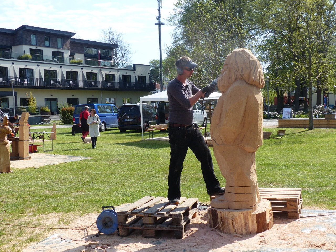 Holzskulptur von Wolfgang Bordel entsteht 2